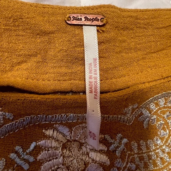 Loose fitting, slightly cropped, beautiful free people top! - Picture 2 of 5